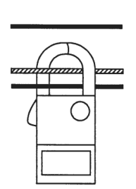 横に並ぶ3本の電線のうち、黒い電線1本はクランプの外の上方にあり、中性線と黒い電線1本の計2本がクランプの輪の中を通る