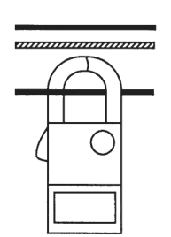 横に並ぶ3本の電線のうち、黒い電線1本と中性線はクランプの外の上方にあり、黒い電線1本だけがクランプの輪の中を通る