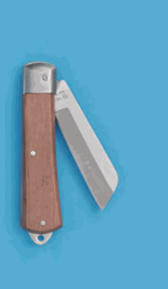 木の柄の折りたたみ式の刃物。片刃の刃が柄から開いている