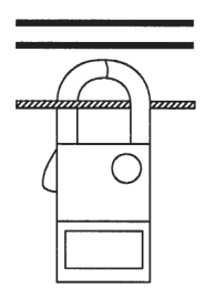 横に並ぶ3本の電線のうち、黒い電線2本はクランプの外の上方にあり、中性線1本だけがクランプの輪の中を通る