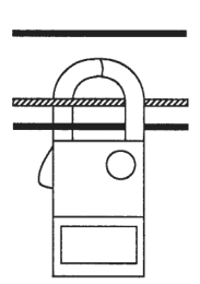 横に並ぶ3本の電線のうち、黒い電線1本はクランプの外の上方にあり、中性線と黒い電線1本の計2本がクランプの輪の中を通る