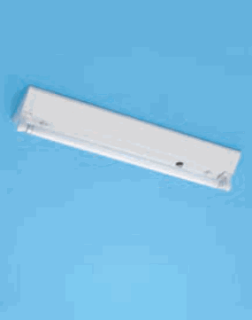細長い白い箱形の照明器具