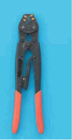 青い背景に置かれた工具で，赤い柄が2本あり，黒い頭部の先端に橙色の印の付いた歯口が並ぶ