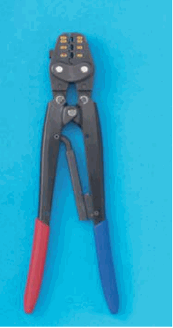 青い背景に置かれた工具で，赤と青の柄があり，黒い頭部の先端に橙色の印の付いた歯口が並ぶ
