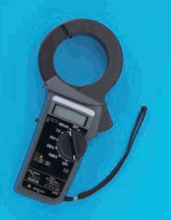 灰色の器具で、上部に開閉する輪の形のクランプ部があり、本体に液晶の表示部と回転式の切替えつまみがあり、ひもが付いている