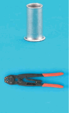 上に一方の端に縁のある銀色の小さな筒状の部品、下に橙色の柄の工具で、先端に刻みのある口がある