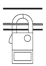 横に並ぶ3本の電線のうち，黒い電線1本はクランプの外の上方にあり，中性線と黒い電線1本の計2本がクランプの輪の中を通る