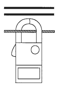 横に並ぶ3本の電線のうち，黒い電線2本はクランプの外の上方にあり，中性線1本だけがクランプの輪の中を通る