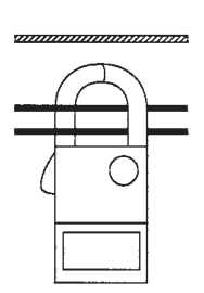 横に並ぶ3本の電線のうち，中性線はクランプの外の上方にあり，黒い電線2本がクランプの輪の中を通る