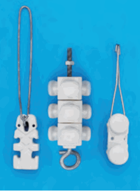 白い磁器の部品3つを縦に連ねてボルトで留め,下に輪の付いた金具がある物を中央に,左に針金の輪の付いた白い平たい部品,右に針金の輪の付いた白い丸みのある部品が並ぶ