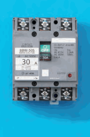 灰色の器具。上下に3つずつ端子ねじがあり,正面に CIRCUIT BREAKER,BBW-50S,AC 500V,30 A,3P の字と,緑色の OFF の表示の付いたハンドル(30A)がある