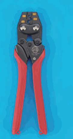 柄が赤色の工具。黒い頭部に大きさの違うくぼみが並び，黄色の小さな印と2つの丸いねじ頭があり，その下に丸で囲んだ JIS の刻印がある