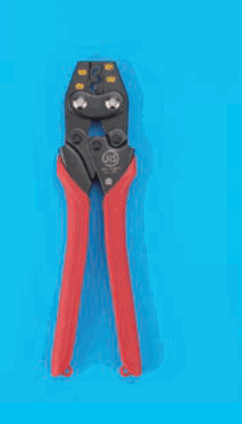 赤色の握りの工具。黒い先端部に複数の圧着用の歯口と黄色の小さな印がある