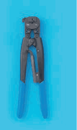青色の握りの工具。黒い先端部の形がほかと異なり,先端に小さな歯口がある
