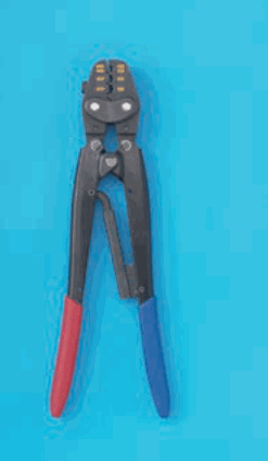 左が赤色,右が青色の握りの工具。黒い先端部に複数の圧着用の歯口と黄色の小さな印がある