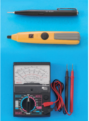 上に,80-600Vの字のある黒いペン形の器具,中ほどに,TESTの字のボタンのある黄色の細長い器具,下に,DCV・ACV・DCA・Ωの字の切替つまみのある黒い計器と赤と黒の測定コード