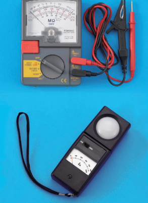 上に,目盛りにMΩと500Vの字のある灰色の計器と赤と黒の測定コード,下に,上部に白い半球形の受光部があり目盛りにlxの字のある黒い計器(手ひも付き)