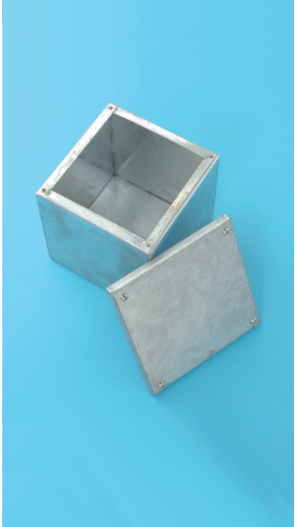 銀色の金属の立方体の箱と，正方形の平らなふた