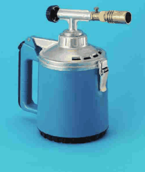 取っ手の付いた青色の容器の上に銀色の部分があり,その上に黒いつまみと,先端が金色の横向きの筒が付いた器具