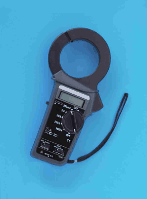 黒色と灰色の器具。上部に開閉する輪の形の部分があり,その下に液晶の表示部と回転つまみがあり,下端にひもが付いている