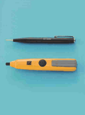 黒色のペン形の器具と,黄色と灰色の細長い器具の2つ