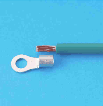 青い背景に,緑色の被覆の電線の先端の被覆をはぎ取って銅色の心線を出したものと,丸い穴のあいた平たい部分と筒形の部分からなる銀色の端子1個が置かれている