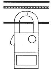 横に並ぶ3本の電線のうち，黒い電線1本と中性線はクランプの外の上方にあり，黒い電線1本だけがクランプの輪の中を通る