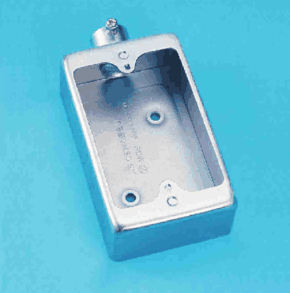 銀色の長方形の箱形の器具。上の短い側面にねじの付いた管の接続口が1つあり,底面に穴がある