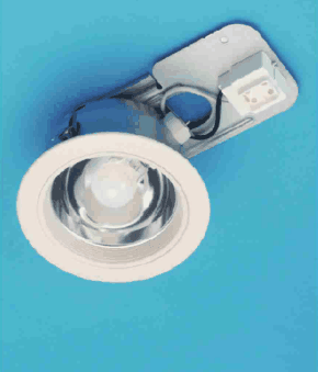 白い円形の枠の中に反射板と電球のある器具で,奥に金具と端子台が付いている
