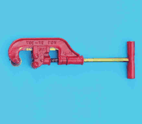 赤色の本体に管をはさむ部分と送りねじがあり,T字形の赤い柄が付いた工具