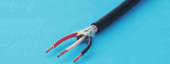 黒色の丸い外装のケーブル。外装の中から赤・白・黒の3本の絶縁電線が出ていて,心線はより線