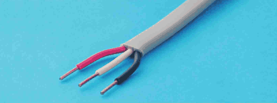 灰色の平たい外装のケーブル。外装の中から赤・白・黒の3本の絶縁電線が出ている