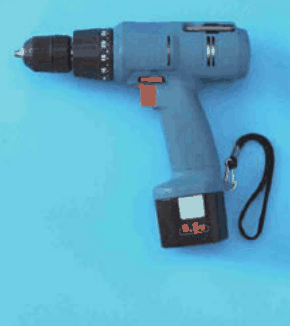 カラー写真。青色の電池式の手持ちの工具で，先端にチャックがある