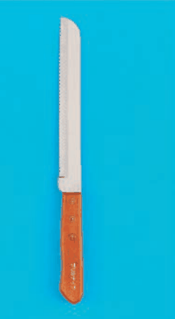 刃の片側の縁に細かいのこぎり状の歯が付いた細長い刃物。柄は茶色の木製