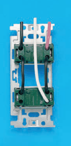器具の裏面の写真。取付枠に上下2つの緑色の器具が付き，下の器具の右下にWの字がある。上から来た黒色の電線が上の器具の左の端子に入り，そこから黒色の渡り線が下の器具の左の端子へつながる。上から来た赤色の電線が上の器具の右の端子に入り，そこから黒色の渡り線が下の器具の右の端子へつながる。上から来た白色の電線は上の器具を通らずに下の器具の右の端子に入る