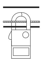 横に並ぶ3本の電線のうち，黒い電線1本はクランプの外の上方にあり，中性線と黒い電線1本の計2本がクランプの輪の中を通る