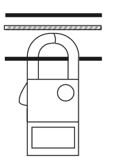 横に並ぶ3本の電線のうち，黒い電線1本と中性線はクランプの外の上方にあり，黒い電線1本だけがクランプの輪の中を通る