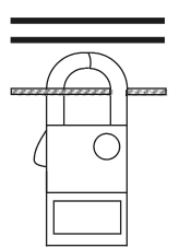 横に並ぶ3本の電線のうち，黒い電線2本はクランプの外の上方にあり，中性線1本だけがクランプの輪の中を通る