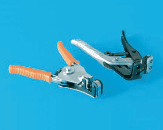 青い背景に置かれた2つの手工具。左はオレンジ色の握りの付いたペンチ形の工具で,先端に段の付いた金属の刃の部分とばねがある。右は銀色の握りと黒い握りの工具で,先端に溝の付いた金属の刃の部分がある