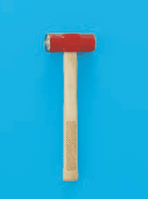 赤色の円柱形の頭部と木製の柄