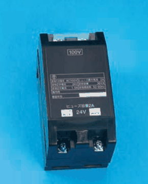 黒色の箱形の器具で，上面に 100V の字と銘板，ヒューズ容量2A と 24V の字，2つの端子がある