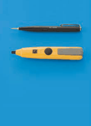 黒いペン形の器具と,黄色い棒状の器具の2点