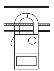 横に並ぶ3本の電線のうち，黒い電線1本はクランプの外の上方にあり，中性線と黒い電線1本の計2本がクランプの輪の中を通る