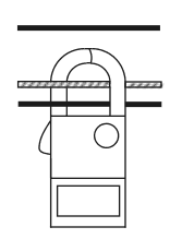 横に並ぶ3本の電線のうち，黒い電線1本はクランプの外の上方にあり，中性線と黒い電線1本の計2本がクランプの輪の中を通る